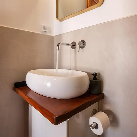 Daire Cycladic In The Heart Of *